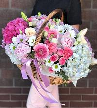 Цветочная композиция из Розы, Хризантемы, Пионы и Лизиантусы в корзине в Лидино